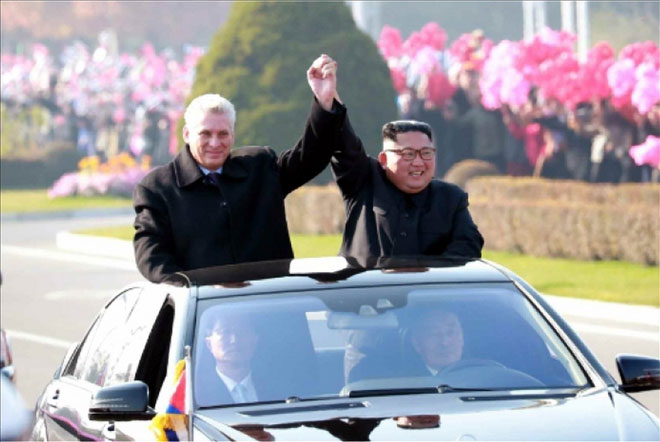 Chủ tịch Cuba Miguel Diaz-Canel và nhà lãnh đạo Triều Tiên Kim Jong-un. (Nguồn: Yonhap)
