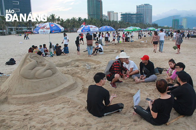 A sand sculpture contest, which was one of a series of activities in the Da Nang Beach Tourism Season 2018, attracted a great deal of attention from visitors