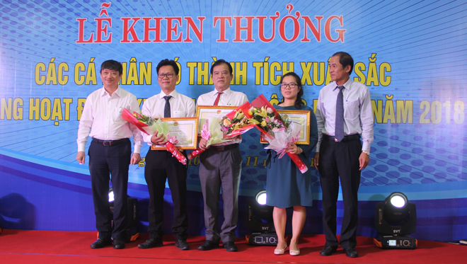 Phó Chủ tịch Thường trực UBND thành phố Đặng Việt Dũng trao Bằng khen của UBND phố cho các cá nhân có thành tích xuất sắc trong hoạt động khoa học và công nghệ năm 2018