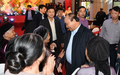 Thủ tướng gặp gỡ bà con thôn Nội Ninh