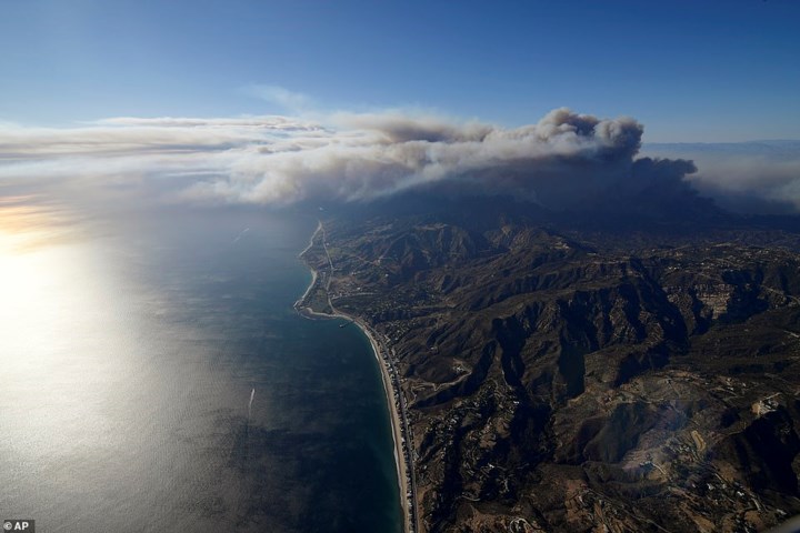 Truyền thông Mỹ cho biết, có ít nhất 3 đám cháy rừng đang lan nhanh xuống các cộng đồng cư dân của California, khiến hàng trăm nghìn người phải đi di tản đến nơi an toàn. Ảnh: AP.