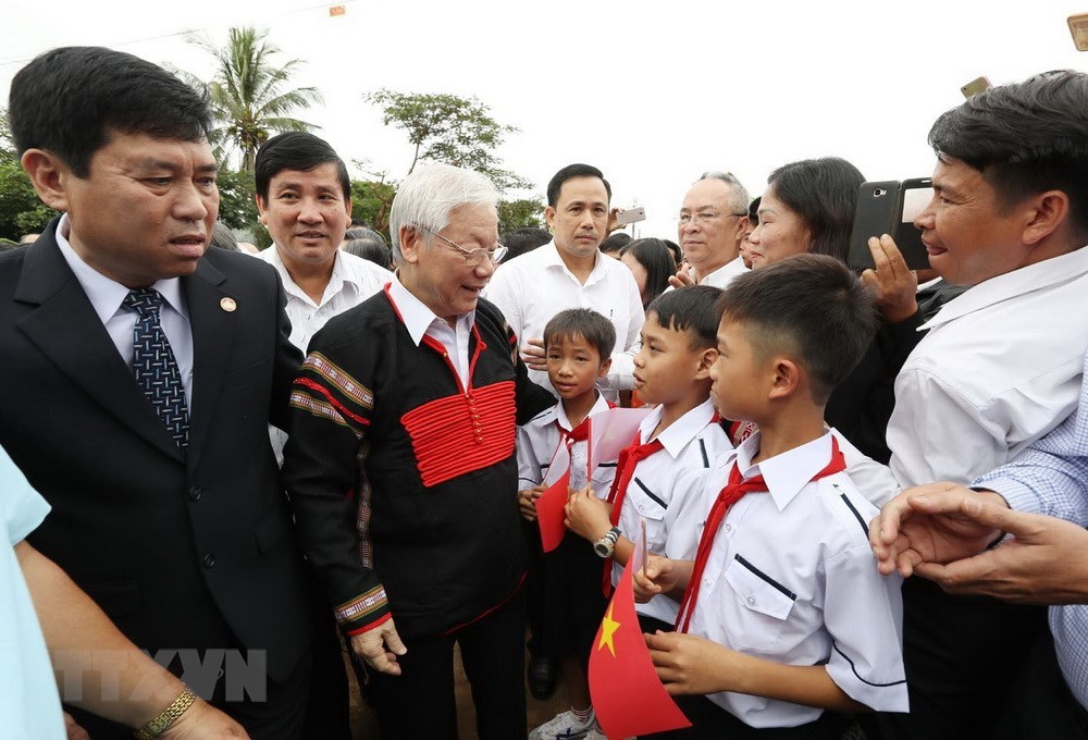 Tổng Bí thư, Chủ tịch nước Nguyễn Phú Trọng với đồng bào dân tộc các buôn, thôn xã Dur Kmăl, huyện Krông Ana. (Ảnh: Trí Dũng/TTXVN)