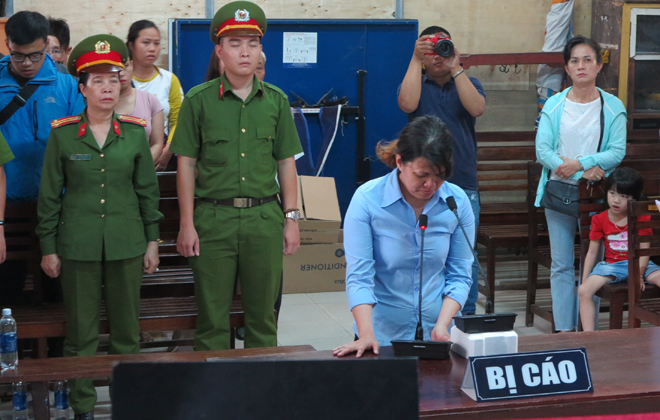 Bị cáo Đinh Thị Hồng khóc nức nở trong suốt phiên toà 