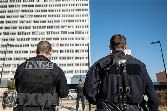 Cảnh sát Pháp tuần tra tại một khu vực ở thủ đô Paris. (Ảnh: AFP/TTXVN)