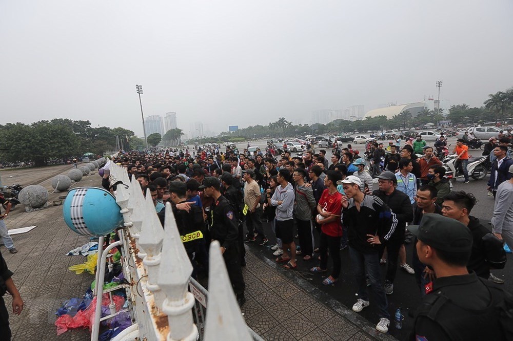Hành nghìn người hâm mộ xếp hàng ngay từ đầu giờ sáng để được mua vé vào xem hai trận đá trên sân nhà của đội tuyển quốc gia Việt Nam. (Ảnh: Trọng Đạt/TTXVN)