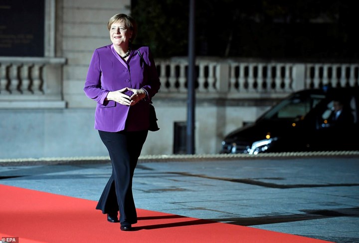 Thủ tướng Đức Angela Merkel. Bà đã cùng Tổng thống Pháp tham gia một nghi lễ kỷ niệm tại nơi ký kết hiệp định đình chiến trước đó.