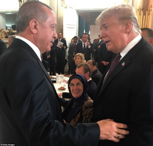 Tổng thống Mỹ và Tổng thống Thổ Nhĩ Kỳ trò chuyện trong sự kiện.
