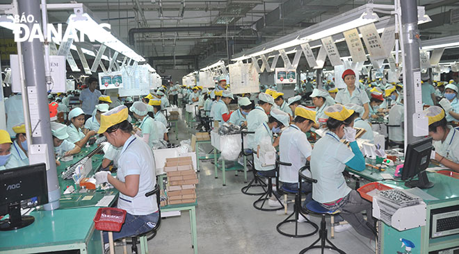 Những chính sách của thành phố góp phần thúc đẩy sản xuất phát triển. Trong ảnh: Hoạt động sản xuất, kinh doanh ở Công ty TNHH Việt Nam ToKai.