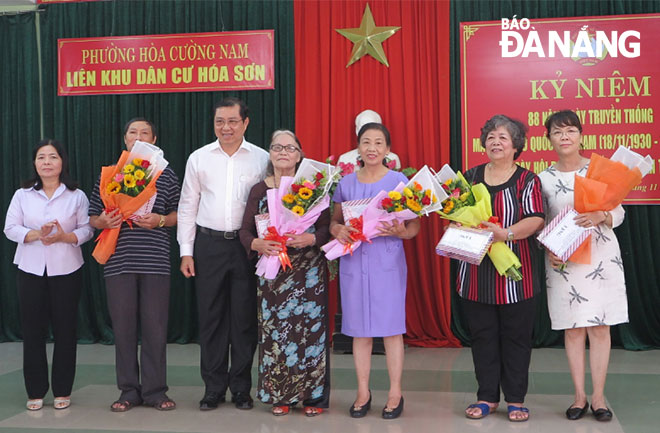 Chủ tịch UBND thành phố Huỳnh Đức Thơ tặng quà của thành phố cho 5 gia đình tiêu biểu của KDC Hóa Sơn, phường Hòa Cường Nam, quận Hải Châu.				               Ảnh: SƠN TRUNG