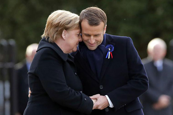 Thủ tướng Đức Angela Merkel (trái) và Tổng thống Pháp Emmanuel Macron thể hiện sự đoàn kết. 	   Ảnh: AP