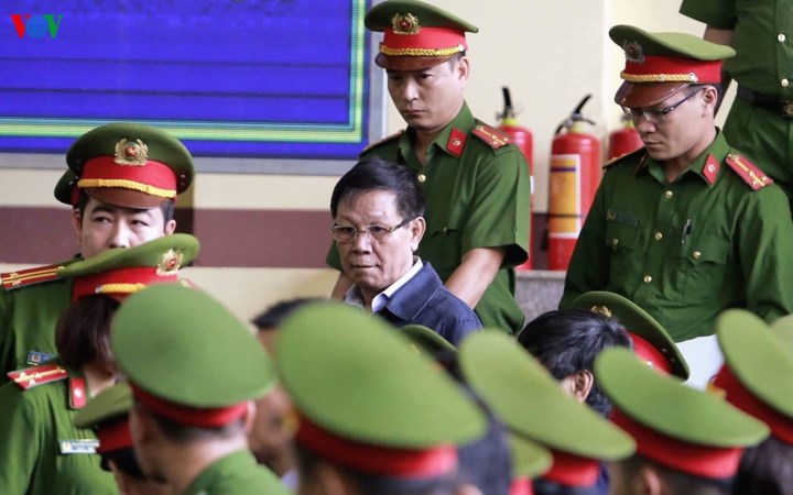Cựu tướng công an Phan Văn Vĩnh với gương mặt thất thần bước vào phiên tòa.