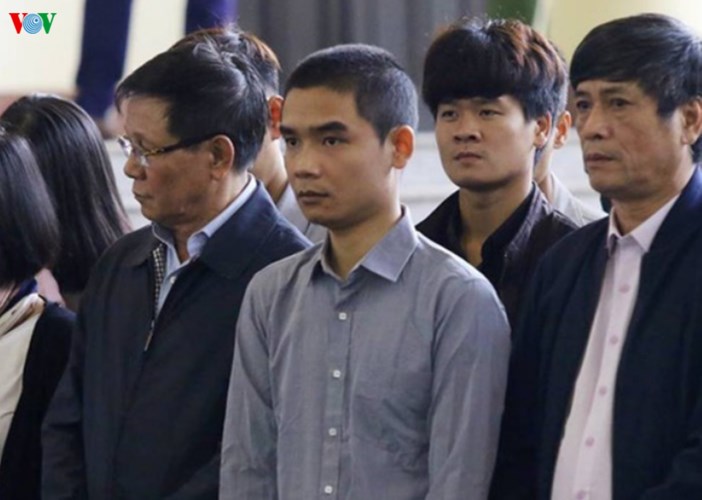 Sau đó, luật sư Huyền Trang (Cty luật An Viên, Đoàn luật sư TP HCM) sau đó đã đề đạt yêu cầu cho bị cáo Phan Văn Vĩnh được ngồi trong suốt phiên tòa (trừ những phần đứng lên trả lời câu hỏi) vì lý do sức khỏe.