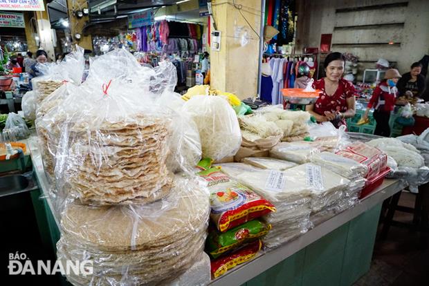 The rice paper made in Tuy Loan village in Hoa Vang District’s Hoa Phong Commune is very popular at the market