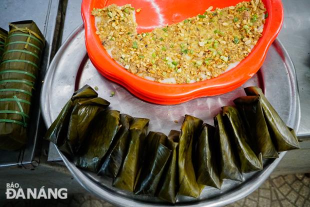 ‘Banh Duc’ (plain rice flan) and ‘banh nam’ (rice dumpling wrapped in banana leaf) are considered one of the most rustic and simple cakes.