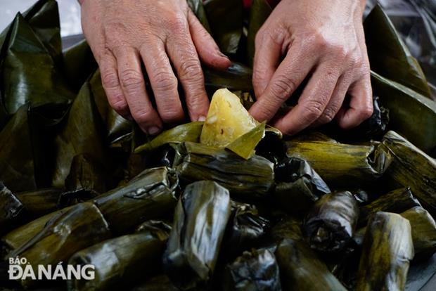 . ‘Banh it nhan dua’ (steamed sticky rice cake with coconut filling) is a wonderful cake and many people have fond memories of this cake from their childhood. 