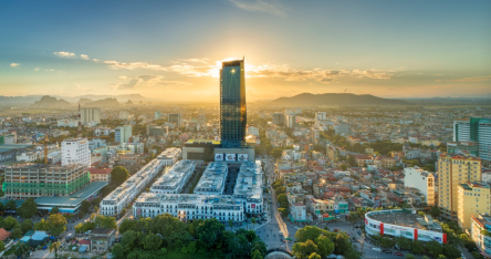 Vinpearl Hotel Thanh Hóa được ví von như “trái tim thành phố” với 4 mặt tiền hướng ra các tuyến phố lớn. Tòa tháp cao 33 tầng kiến tạo tầm nhìn “độc nhất vô nhị” ôm trọn toàn cảnh một thành phố năng động.