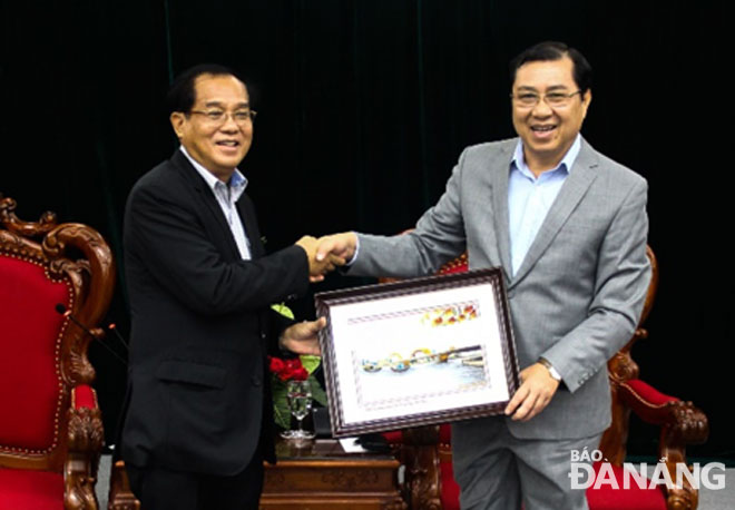 Chủ tịch UBND thành phố Huỳnh Đức Thơ (bên phải) tiếp Bộ trưởng Bộ Kế hoạch và Đầu tư CHDCND Lào Xuphan Keomixay. Ảnh: Q.KHẢI