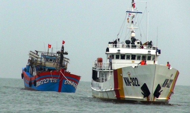 The ship KN 322 towing the fishing boat to the mainland (Photo: cand.com.vn)