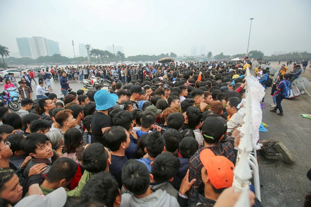 Báo Indonesia bất ngờ trước cảnh chen chúc mua vé xem bóng đá của người hâm mộ Việt Nam