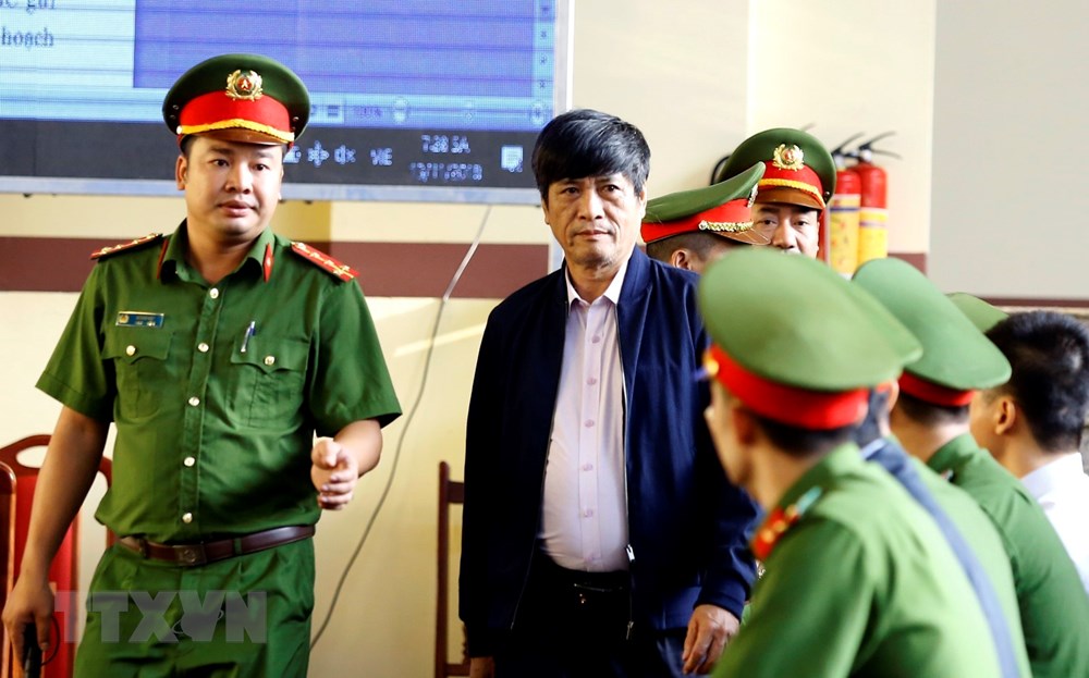 Bị cáo Nguyễn Thanh Hóa được cơ quan chức năng dẫn giải ra tòa. (Ảnh: Trung Kiên/TTXVN)