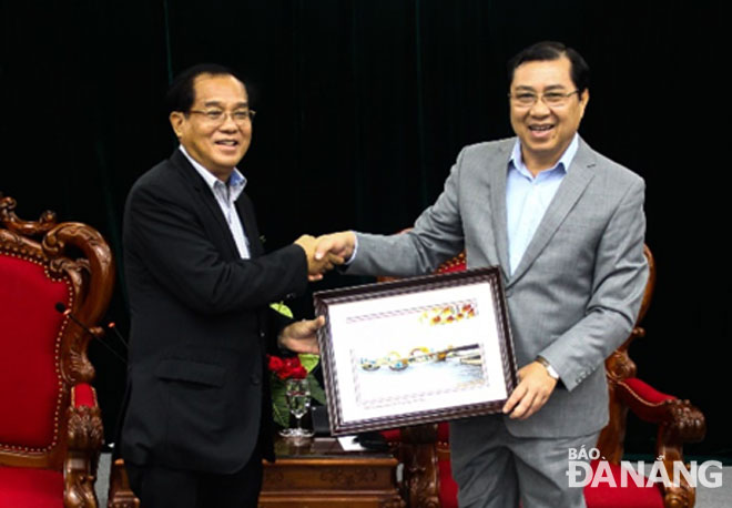 Lao Minister of Planning and Investment Xuphan Keomixay (left) and Chairman Tho