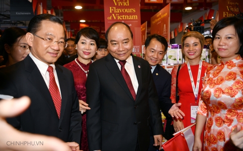Thủ tướng Nguyễn Xuân Phúc cùng Phu nhân và các vị khách tham quan các gian hàng (Ảnh: VGP)