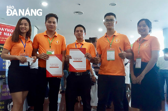Nhóm dự án “Tới đây học” giới thiệu sản phẩm tại Hội nghị và Triển lãm Khởi nghiệp SURF 2018 tại Đà Nẵng. 							             (Ảnh: NVCC)