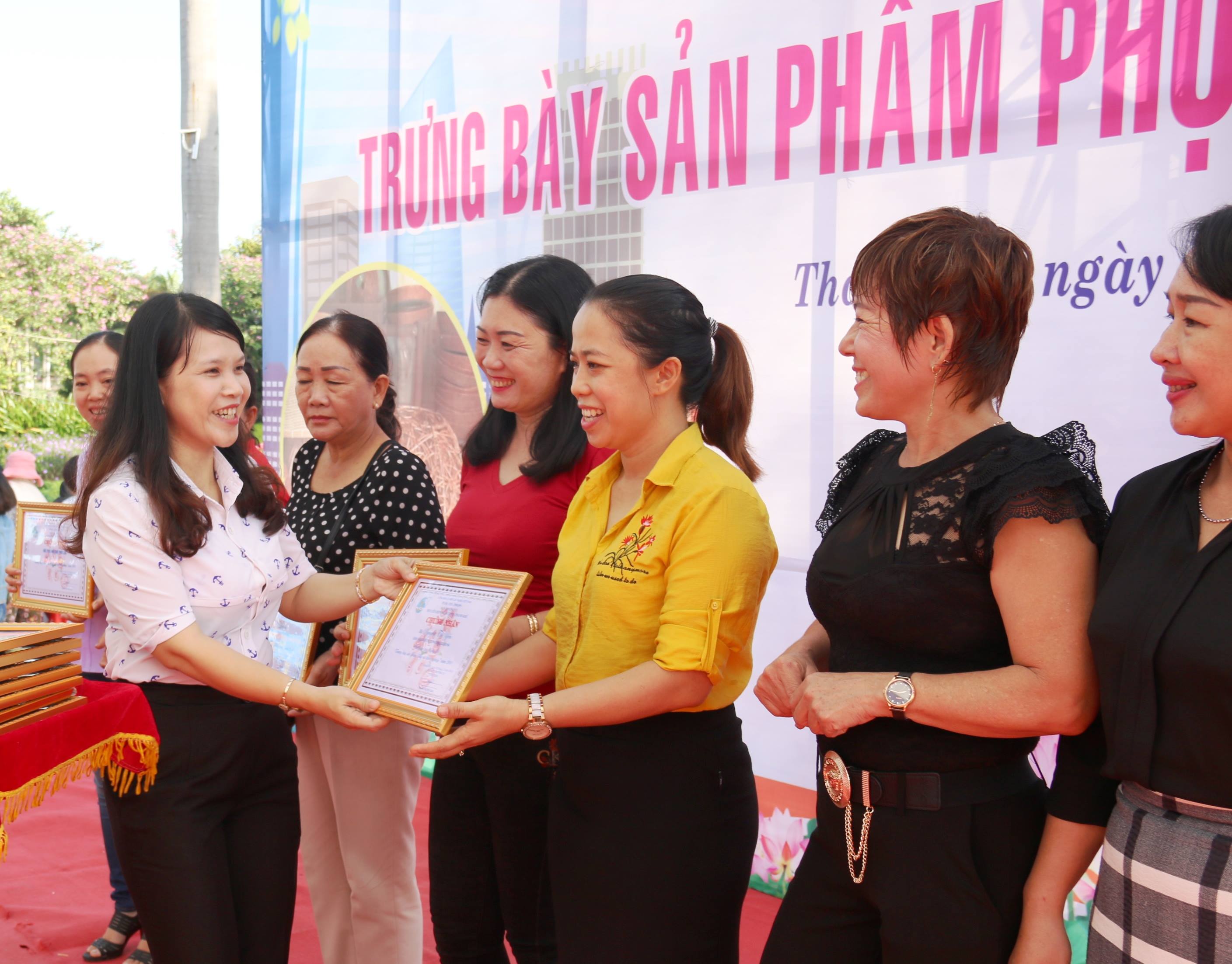 Bà Nguyễn Thị Mỹ Cảnh, Chủ tịch Hội LHPN quận Thanh Khê trao giấy chứng nhận cho các cơ sở Hội tham gia ngày hội.