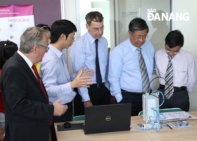 Các chuyên gia trong nước và quốc tế tại buổi ra mắt Viện Công nghệ quốc tế Đà Nẵng - DNIIT.