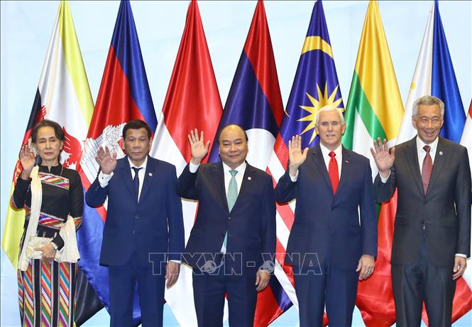 Thủ tướng Nguyễn Xuân Phúc (giữa), Phó Tổng thống Hoa Kỳ Mike Pence (thứ 2, từ phải sang) và các Trưởng đoàn ASEAN chụp ảnh chung. Ảnh: Thống Nhất/TTXVN