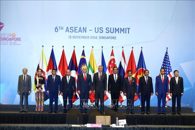Thủ tướng Nguyễn Xuân Phúc (thứ 4, từ trái sang), Phó Tổng thống Hoa Kỳ Mike Pence (thứ 5, từ trái sang) và các Trưởng đoàn ASEAN chụp ảnh chung. Ảnh: Thống Nhất/TTXVN