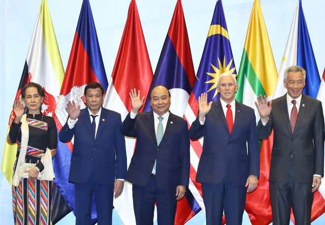 Thủ tướng Nguyễn Xuân Phúc (giữa), Phó Tổng thống Hoa Kỳ Mike Pence (thứ 2, từ phải sang) và các Trưởng đoàn ASEAN chụp ảnh chung.  				          Ảnh: TTXVN