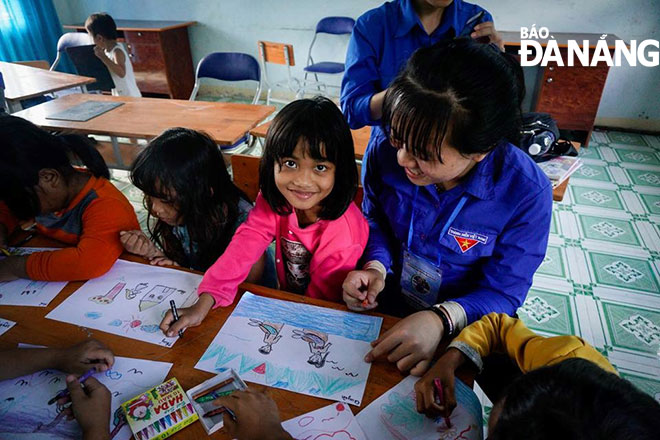 Đoàn viên Trường ĐH Kinh tế dạy học cho trẻ em ở xã Tà Pơơ, huyện Nam Giang, tỉnh Quảng Nam.