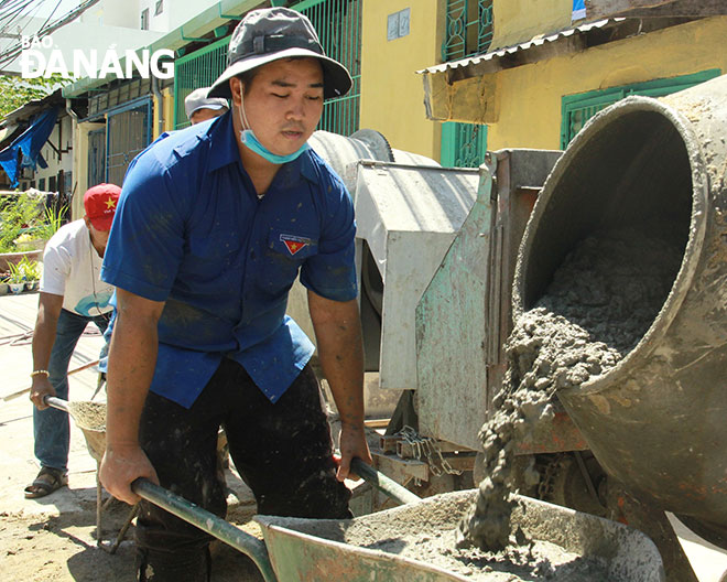 Đoàn viên, thanh niên quận Thanh Khê làm đường bê-tông kiệt, hẻm tại địa phương.