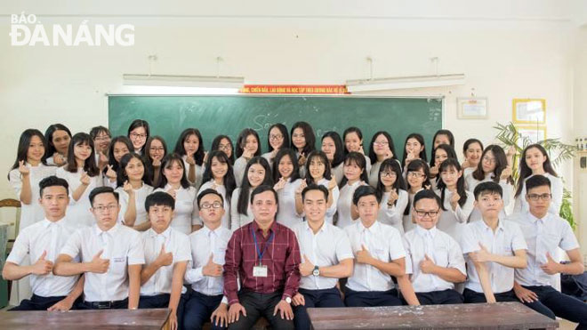 Theo thầy Nguyễn Đình Hòa (giữa, hàng dưới), giáo viên vừa là người thầy, người bạn của học sinh.(Ảnh do nhân vật cung cấp)