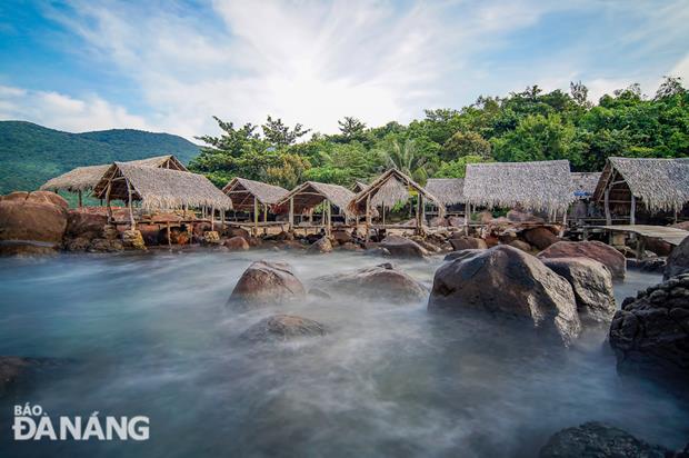 Several palm leaf huts are built on large stones in Bai Da for lease at the price of 4000,000 VND each 