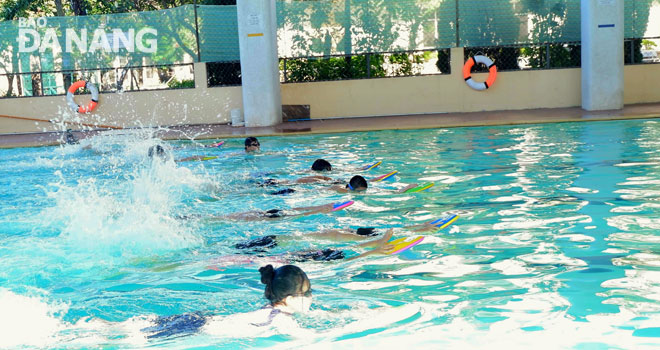 Một lớp học bơi của học sinh khối lớp 10, Trường THPT chuyên Lê Quý Đôn.  Ảnh: MAI HIỀN