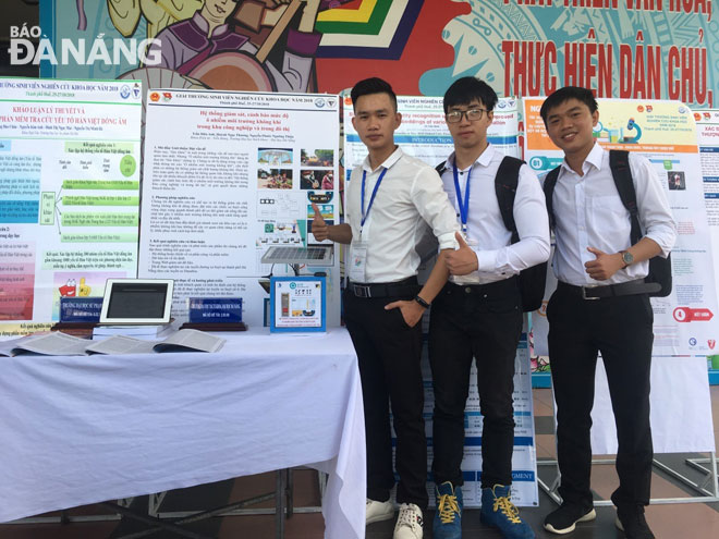 Nhóm nghiên cứu của Thương bên mô hình đề tài tham dự cuộc thi Sinh viên nghiên cứu khoa học toàn quốc diễn ra tại Thừa Thiên Huế.  Ảnh: T.L