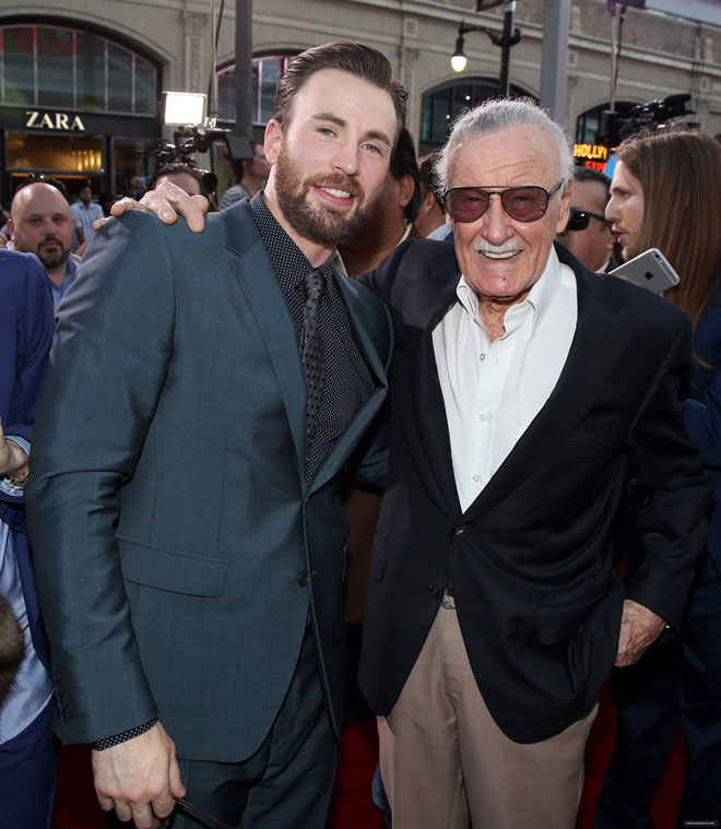 Stan Lee (phải) và diễn viên Chris Evans trong một sự kiện điện ảnh. Ảnh: Twitter