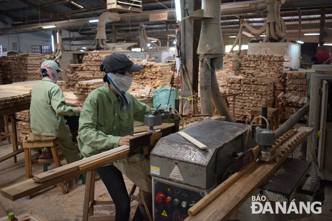 Workers at the Hoa Nhon Forest Products Processing Enterprise in Hoa Vang District