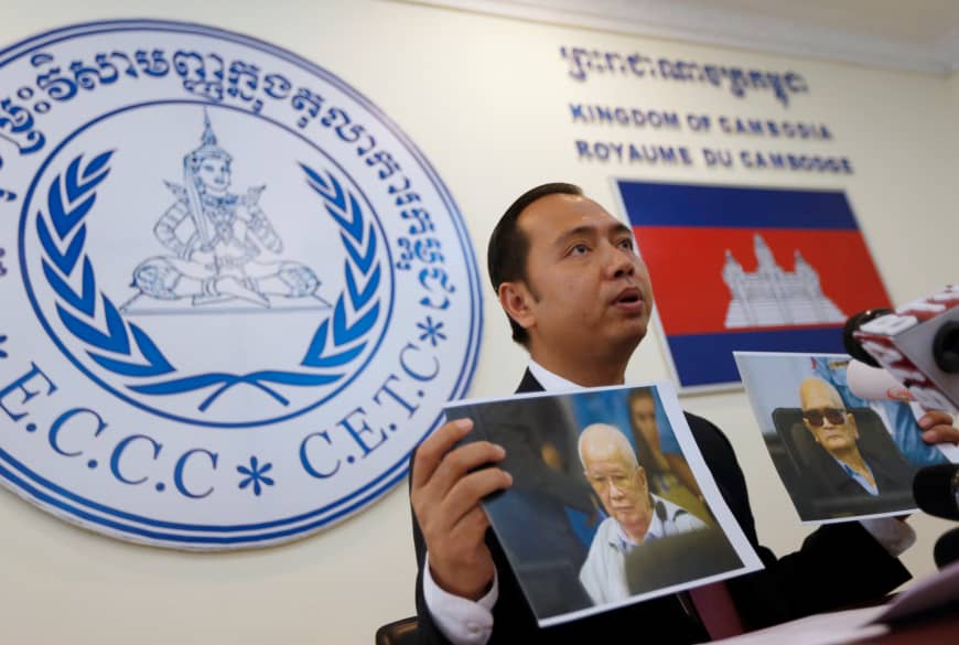 Phát ngôn viên ECCC Neth Pheaktra với tấm hình hai cựu thủ lĩnh Khmer Đỏ Khieu Samphan và Noun Chea tại cuộc họp báo. Ảnh: japantimes