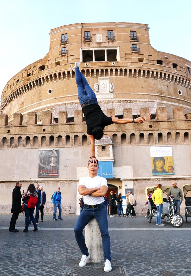 Hai nghệ sỹ Quốc Cơ, Quốc Nghiệp “biểu diễn” ngay trên đường phố ở Thủ đô Roma. (Ảnh: Quang Thanh/TTXVN)