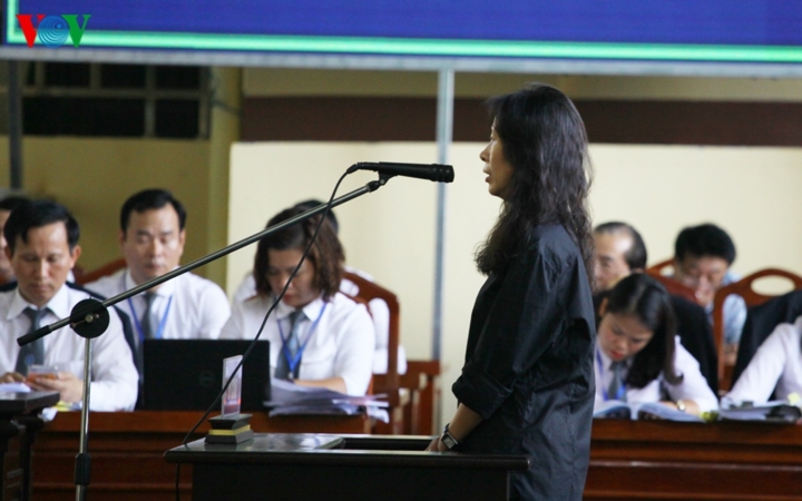 Chị họ của Phan Sào Nam - bị cáo Đỗ Bích Thủy rất xúc động khi trả lời trước tòa. Bị cáo Đỗ Bích Thủy khai: 