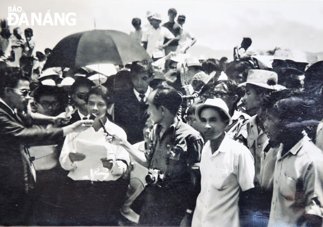 Chủ tịch Hội sinh viên Trường Đại học Sư phạm Huế Nguyễn Hoàng Thọ phát biểu tại lễ viếng anh Nguyễn Minh Đặng, người tự thiêu cầu nguyện hòa bình năm 1971. (Ảnh tư liệu)