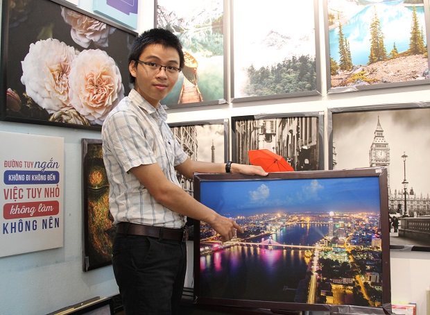 Nguyen Manh Tuan and his ‘An Overview of Da Nang’ photo which has been displayed at national and international photo exhibitions                   