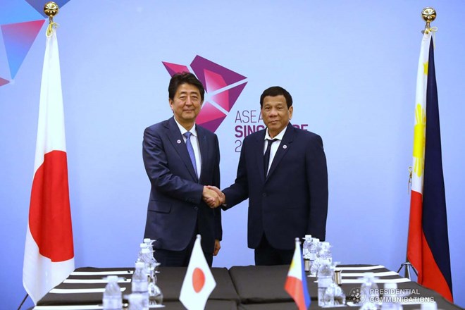Philippine President Rodrigo Duterte (R) meets with Japanese Prime Minister Shinzo Abe after the closing of the 33rd ASEAN Summit (Source: mb.com.ph)