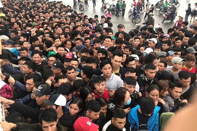 Fans queue to buy tickets of the match between Vietnam and Malaysia at the ongoing AFF Cup at My Dinh National Stadium.(Photo: VNA)