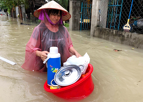 Nhiều nơi ở Nha Trang ngập sâu, người dân sơ tán tài sản. Ảnh: Xuân Ngọc.