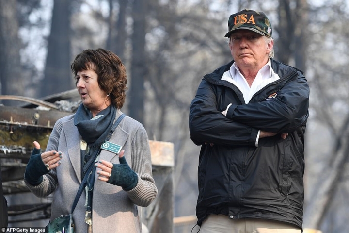 Tổng thống Mỹ Donald Trump khoanh tay đăm chiêu lúc thị trưởng Paradise, Jody Jones, giải thích về quy mô hỏa hoạn tại bang California.