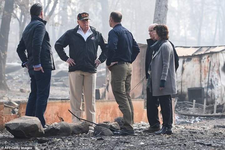 Thống đốc Jerry Brown (thứ 2 từ phải sang) và Thống đốc đắc cử của bang, Gavin Newson (bên trái), báo cáo với ông Trump về thiệt hại do cháy rừng ngay tại khu vực đã bị lửa thiêu rụi.